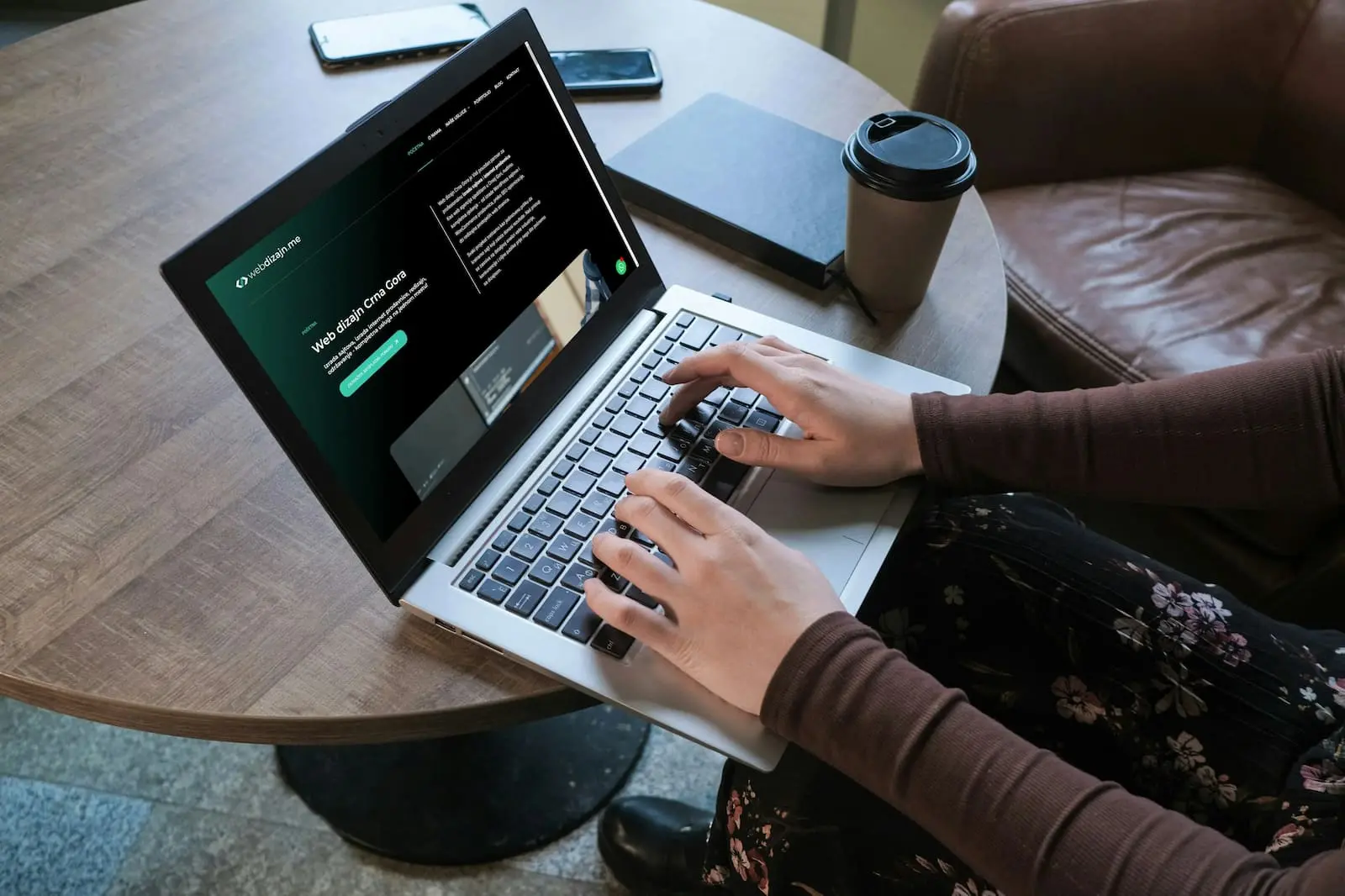 izrada sajtova crna gora klijent kuca na svom racunaru i istrazuje ponudu na našem sajtu